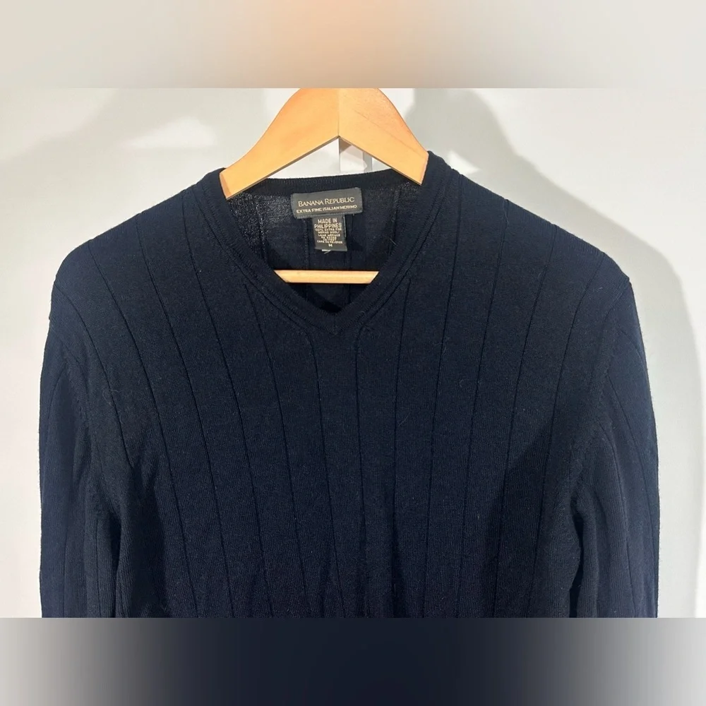 Banana Republic Extra-Fine Italian Merino Ribbed V-Neck Sweater  Minimal Black M
